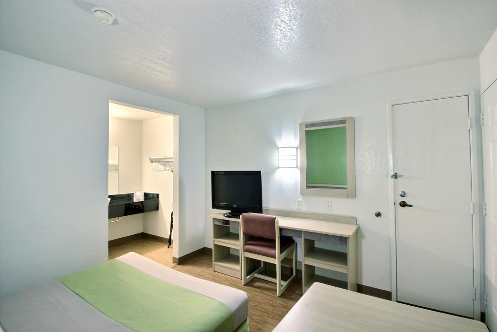 Motel 6 Milwaukee West - Brookfield Habitación foto